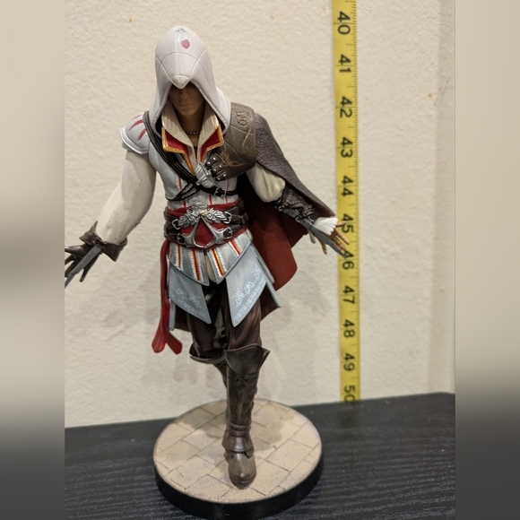 Assassin's Creed White and Brown Figurine 9" - Picture 1 of 8